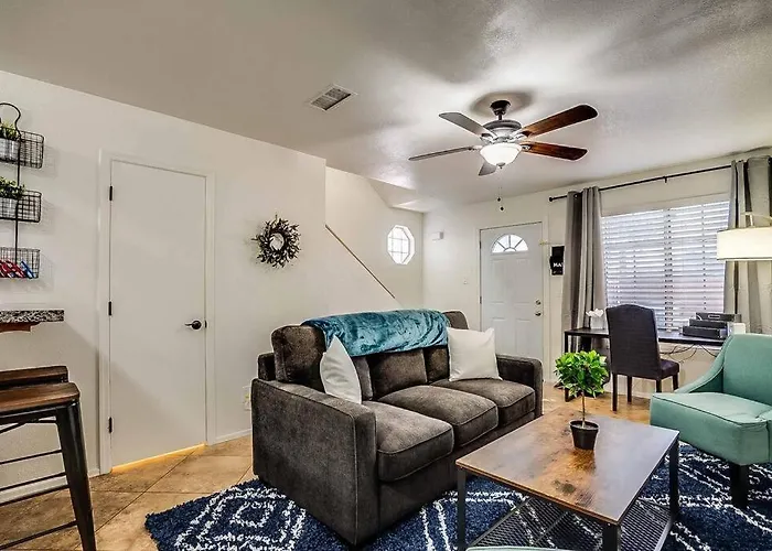 2 Community Pools-fully Stocked For Longer Apartment